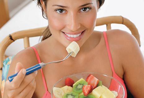 285-mulher-comendo-fruta