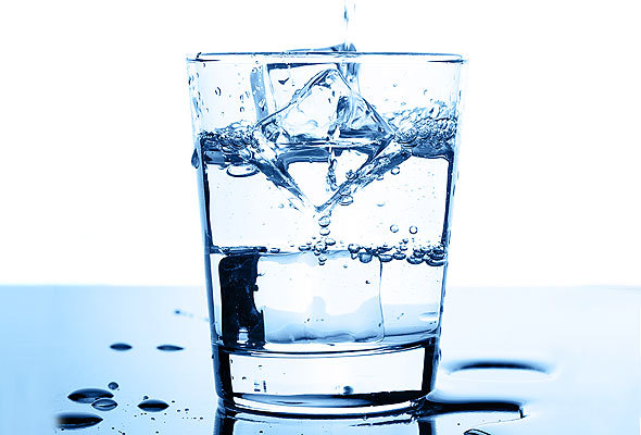 shutterstock_agua-copo-gelo