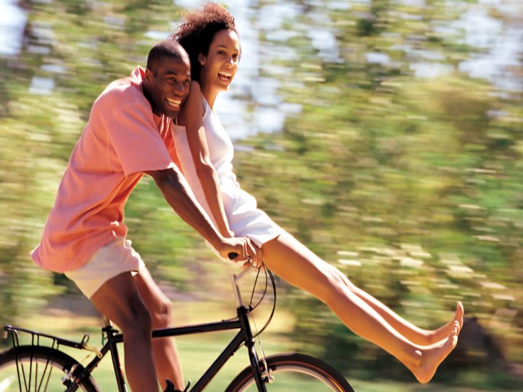 casal-de-namorados-andando-de-bicicleta-f46b2